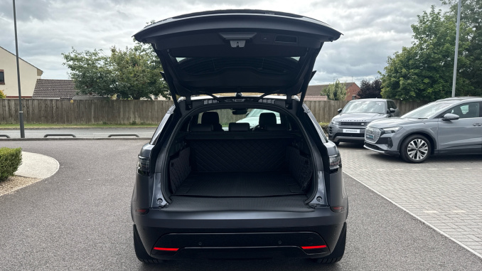 Land Rover Range Rover Velar 3.0 D300 MHEV Belgravia Edition 5dr Auto Diesel Estate - Image 27